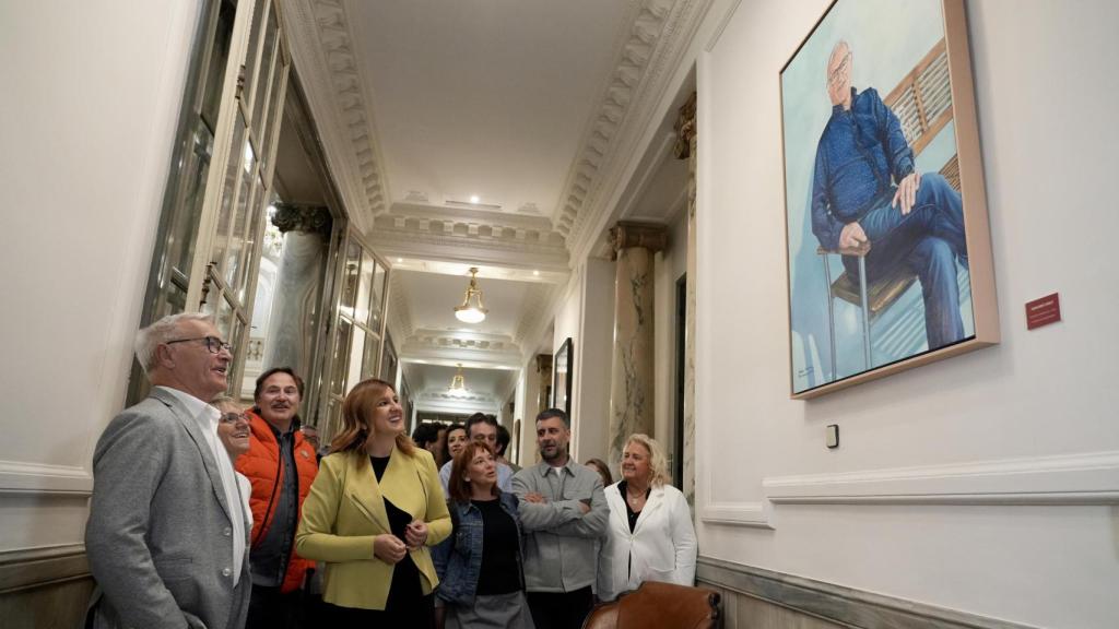 La alcaldesa de Valencia, María José Catalá, y el exalcalde, Joan Ribó, durante la colocación del retrato oficial como exprimer edil. Europa Press / Eduardo Manzana