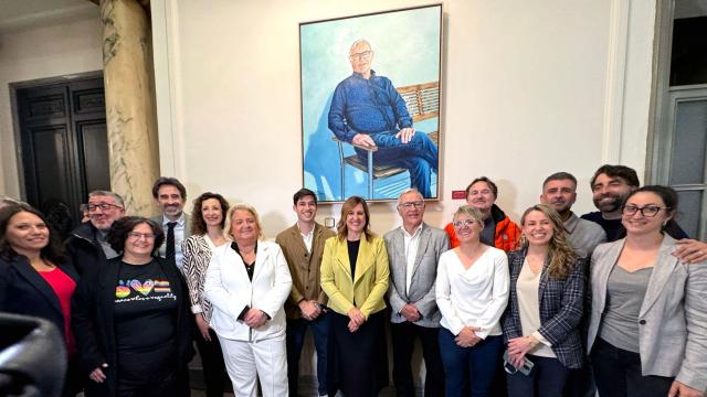 El equipo municipal junto al exalcalde de Valencia, Joan Ribó, durante la colocación de su retrato oficial como exprimer edil. EE