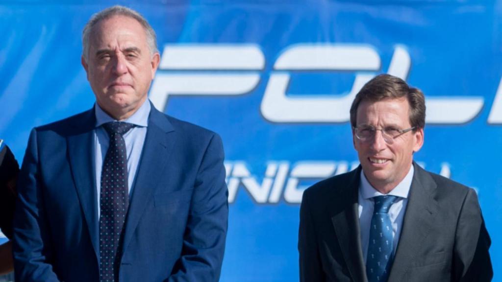 El director de la Policía Municipal de Madrid, Pablo Enrique Rodríguez, junto al alcalde, José Luis Martínez-Almeida.
