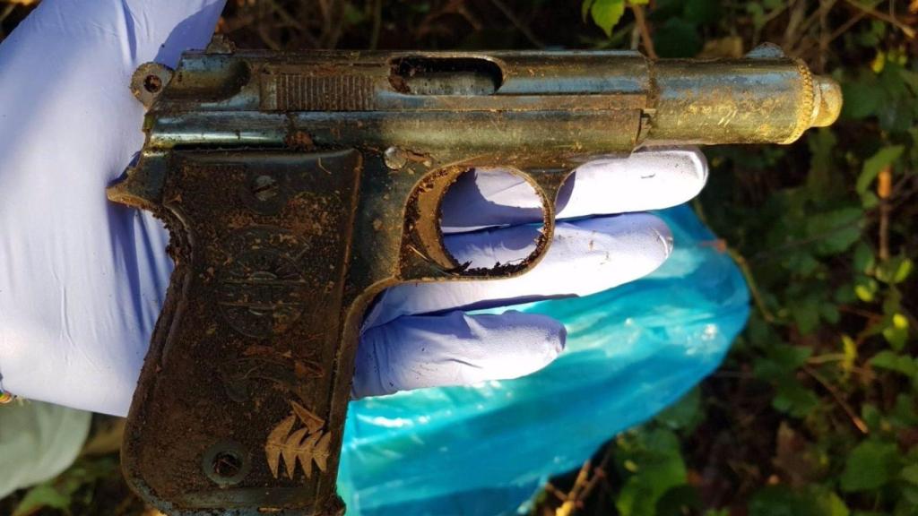 Archivo - Pistola hallada cerca del crimen de una mujer en Oza-Cesuras (A Coruña)
