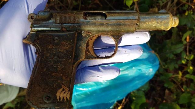 Archivo - Pistola hallada cerca del crimen de una mujer en Oza-Cesuras (A Coruña)