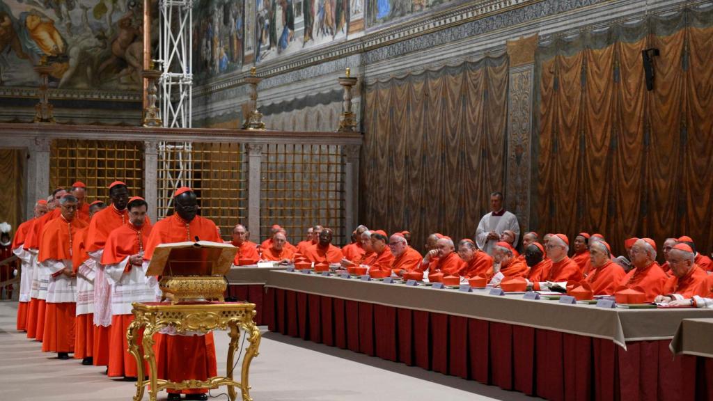 Los cardenales rezan en la Capilla Sixtina, antes del cónclave para elegir al próximo Papa en el Vaticano.