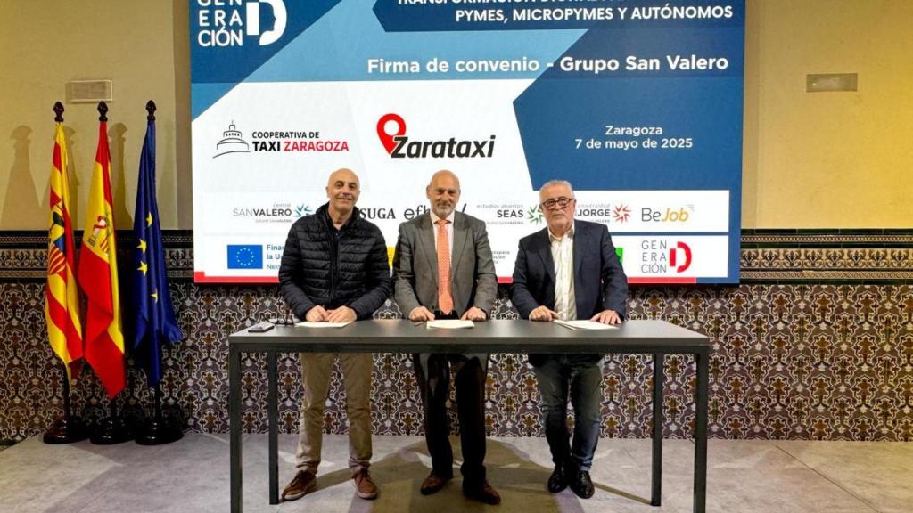 Sergio Artal, César Romero y Miguel Ángel Perdiguero, este martes, durante la firma.