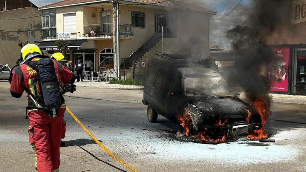 Los Bomberos sofocando las llamas de la furgoneta