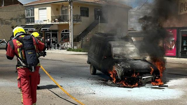 Los Bomberos sofocando las llamas de la furgoneta