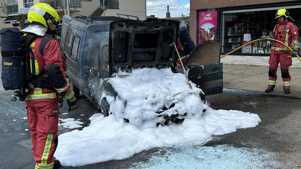 El estado de la furgoneta tras lograr sofocar las llamas