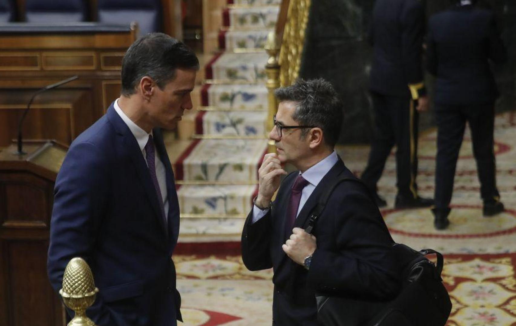 El presidente del Gobierno, Pedro Sánchez, y el ministro de Presidencia, Justicia y Relaciones con las Cortes, Félix Bolaños, en el Congreso, en una imagen de archivo./
