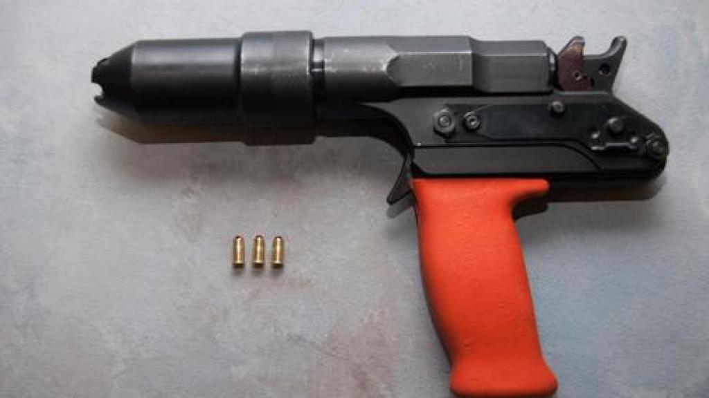 Pistola de perno cautivo