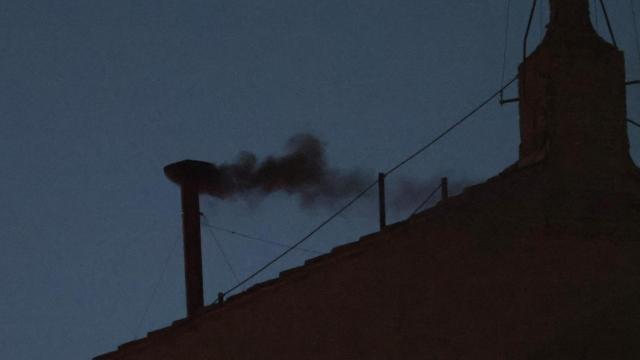 La fumata negra tras la primera votación del Cónclave este miércoles.