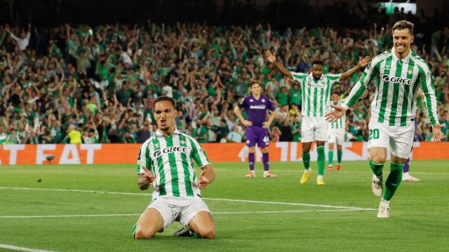 Antony y Lo Celso celebran un gol del Betis.