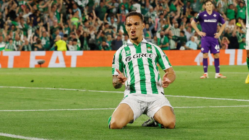 Antony y Lo Celso celebran un gol del Betis.
