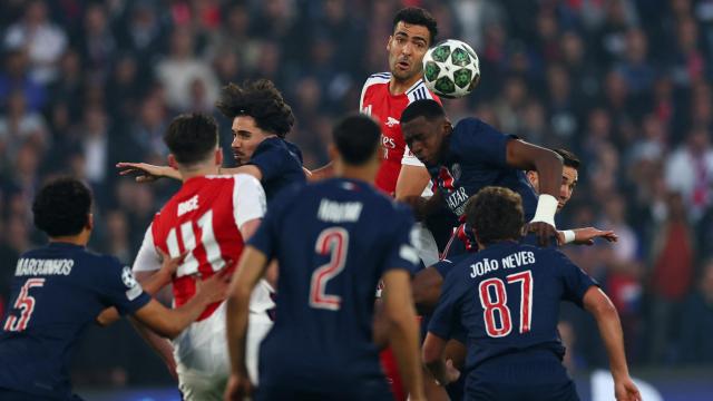 Mikel Merino trata de ganar un balón a la defensa del PSG.