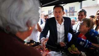 Luis Montenegro, primer ministro y líder del Partido Socialdemócrata (PSD), participa en un mitin de la coalición AD, antes de las elecciones anticipadas, en Sintra, Portugal, 6 de mayo de 2025.