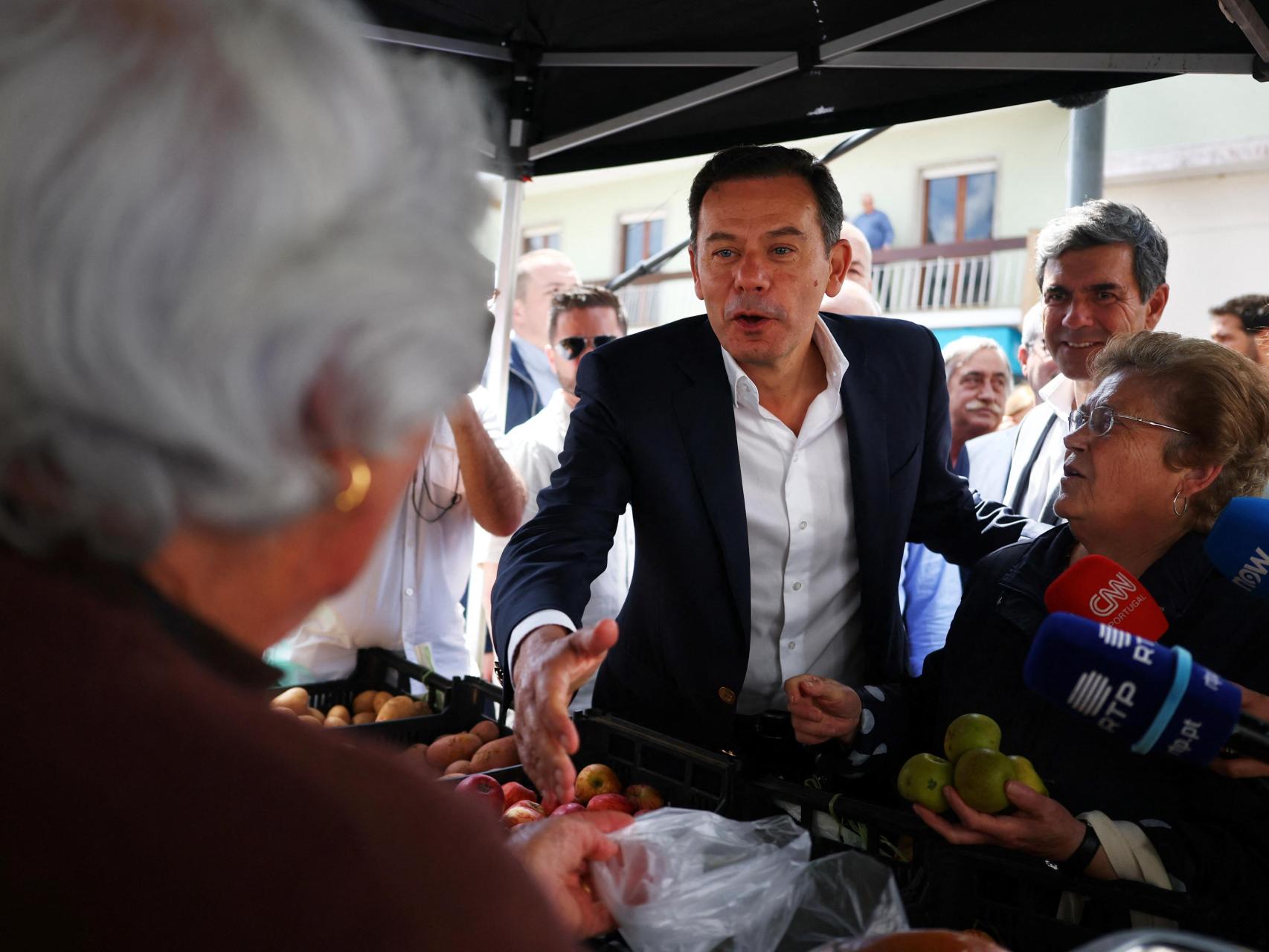 Luis Montenegro, primer ministro y líder del Partido Socialdemócrata (PSD), participa en un mitin de la coalición AD, antes de las elecciones anticipadas, en Sintra, Portugal, 6 de mayo de 2025.