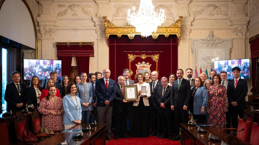 Una fotografía de los concejales con varios presidentes de la asociación de la prensa de Málaga.
