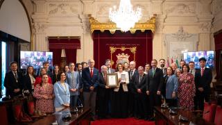 Una fotografía de los concejales con varios presidentes de la asociación de la prensa de Málaga.