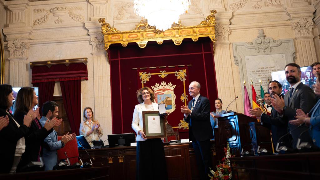 Elena Blanco, presidenta de la Asociación de la Prensa de Málaga, recogiendo la Medalla.