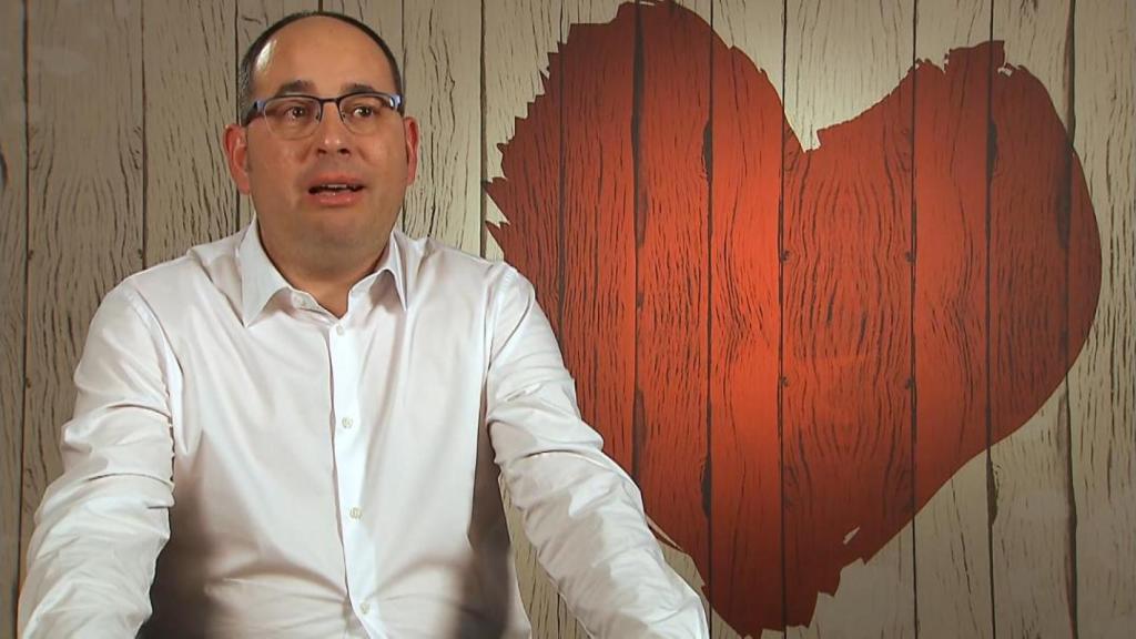 Robert rompe a llorar al hablar sobre el cáncer de su tía, en 'First Dates'