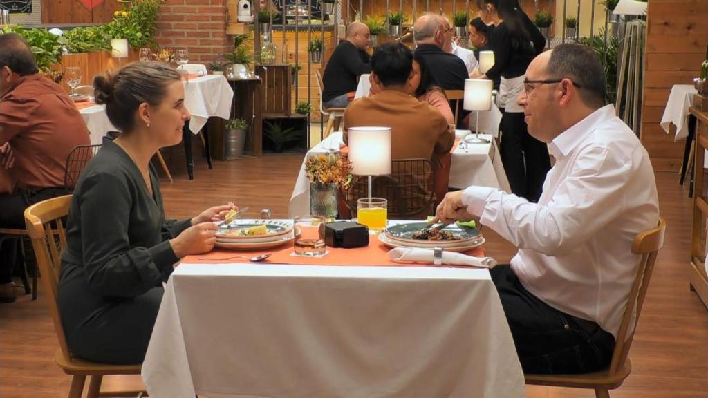 Momento de la cita entre Robert y Lena, en 'First Dates'