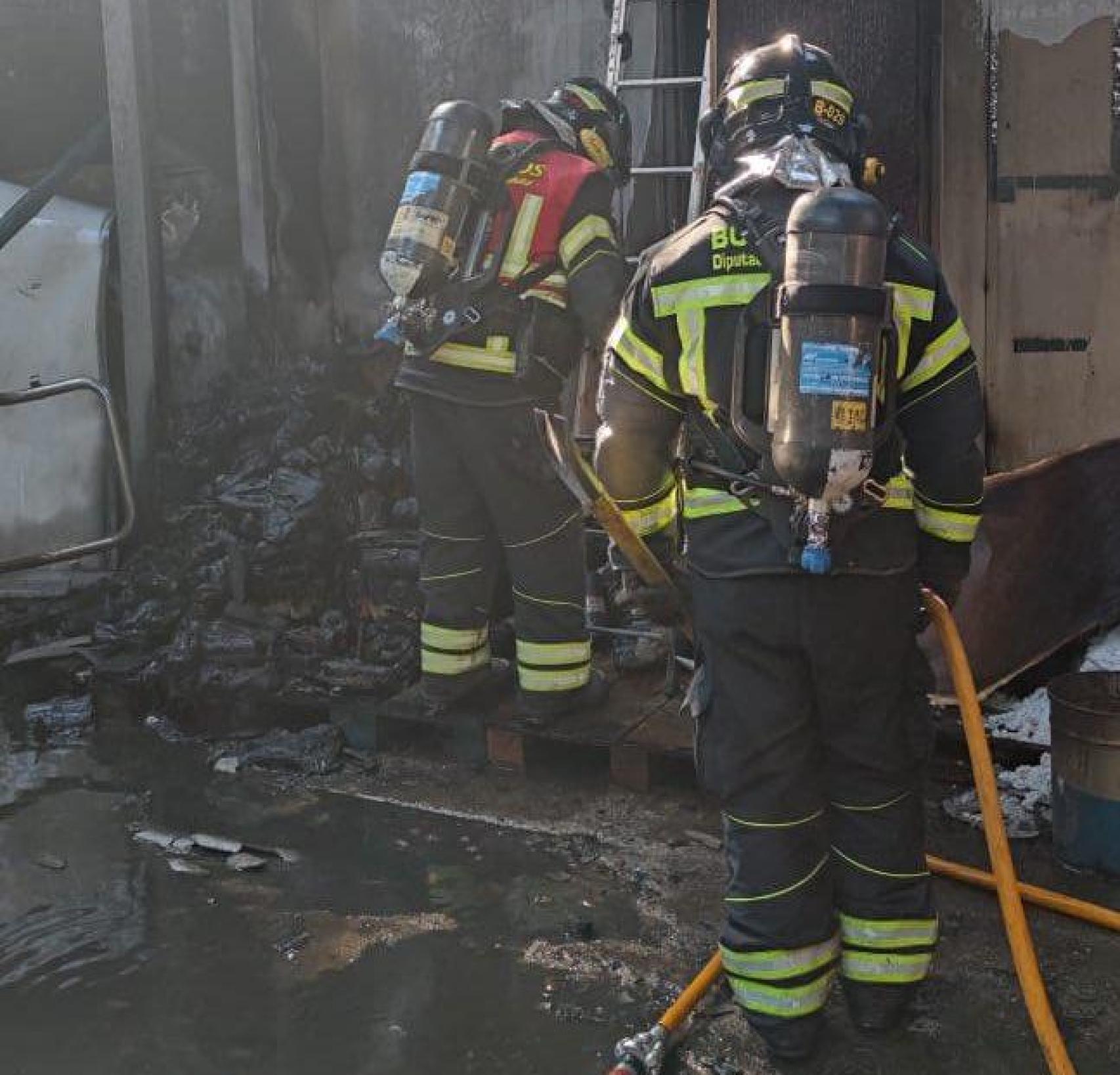 Los Bomberos sofocando las llamas de la nave