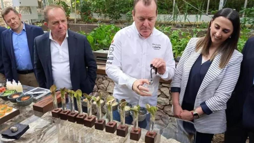 La consejera Sara Rubira junto al chef Pablo González Conejero en el Living Lab del restaurante La Cabaña.