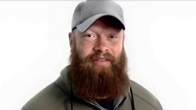 Imagen generada por IA de Chris Pelkey, cuya familia lo recreó en video con IA para la audiencia de sentencia de su asesino.