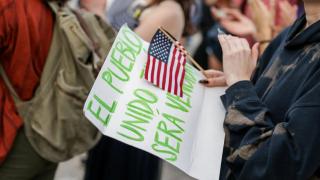 Un cartel en español visto en las protestas del pasado martes en Harvard.