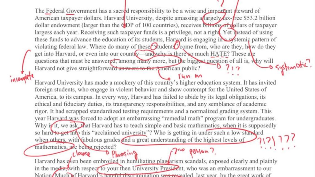 La carta enviada por Linda McMahon a Harvard y que las redes sociales han parodiado con correcciones en rojo.