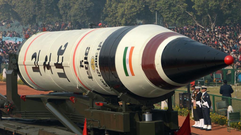 El misil balístico Agni IV de India en un desfile militar
