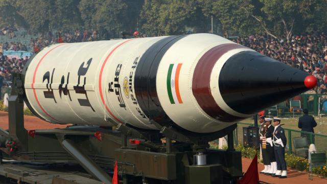 El misil balístico Agni IV de India en un desfile militar