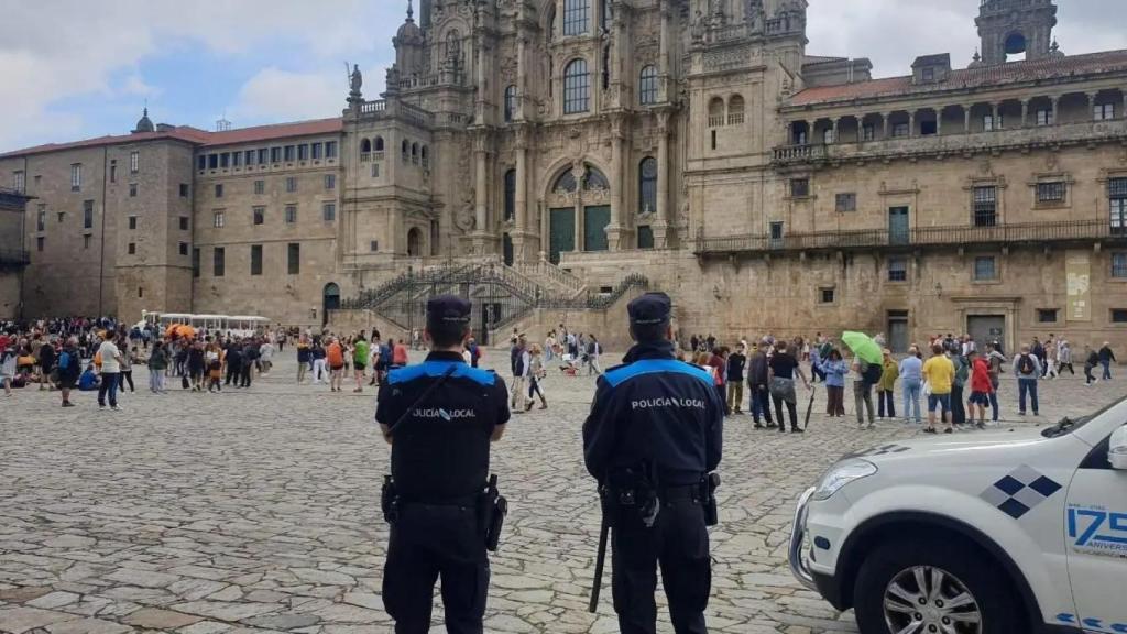 Agentes de la Policía Local en la praza do Obradoiro.