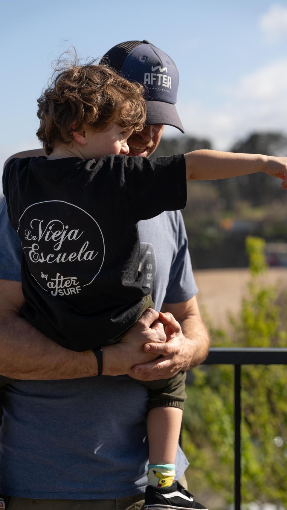 Padre e hijo disfrutando del espíritu surfero de After.