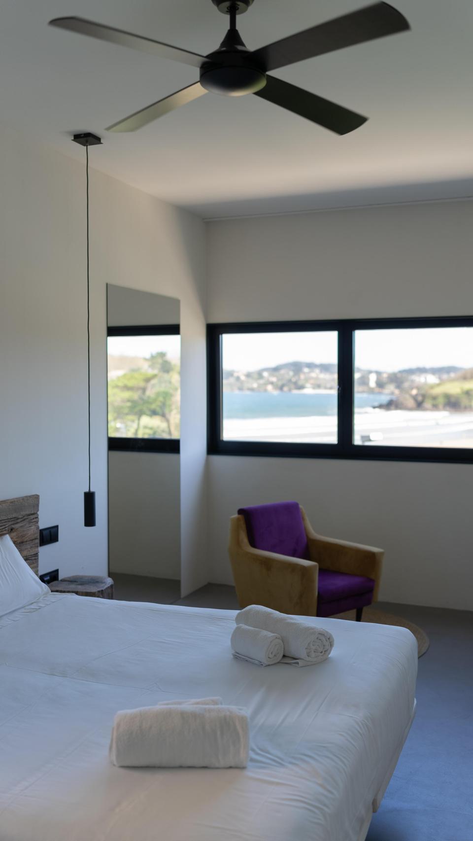 Interior y vistas desde la habitación del hotel.