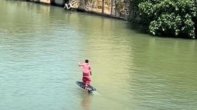 El surfero del Guadalquivir vestido de flamenca.