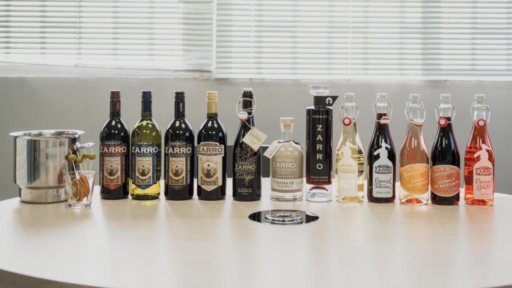 Todos los tipos de vermut en botellas.