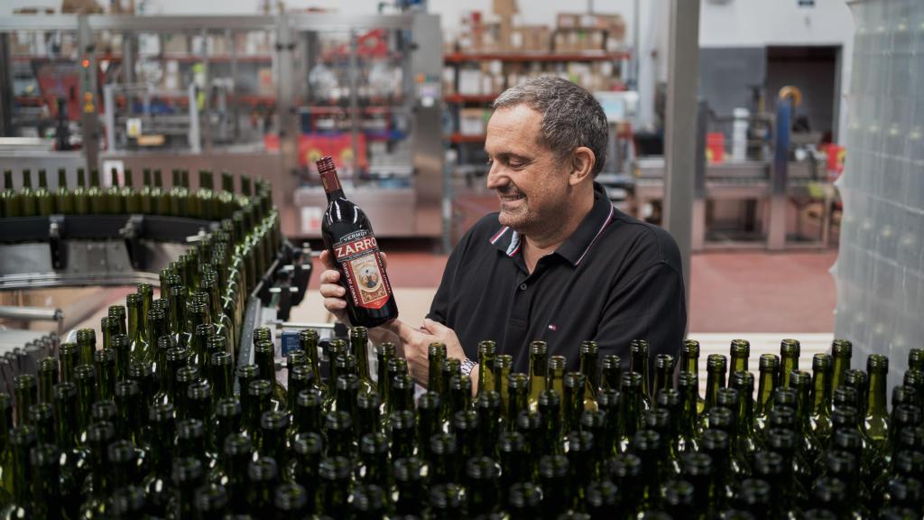 Carlos Muñecas en su fábrica Zarro.