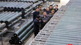 Kim Jong-un, el líder de Corea del Norte, visitando una fábrica de armamento.