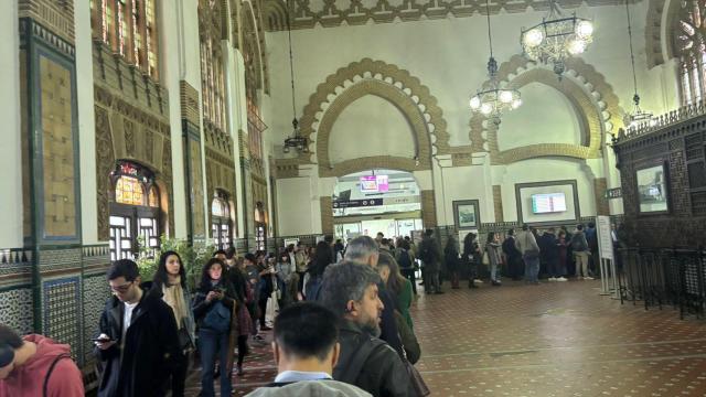 Colas en la estación de trenes de Toledo antes del acceso al control de seguridad.