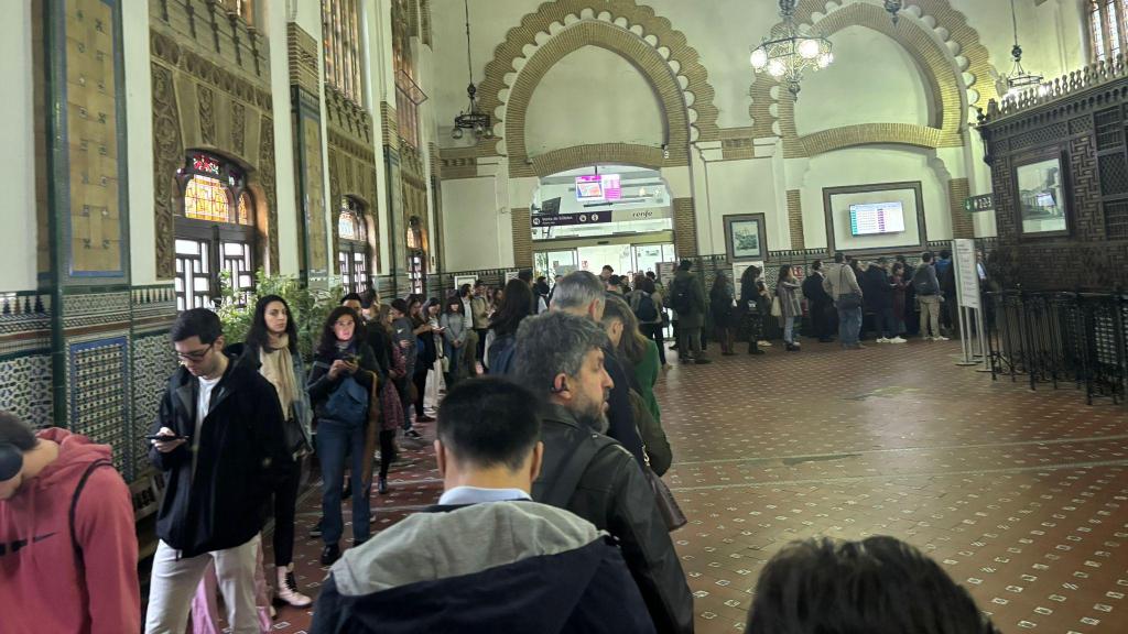 Colas en la estación de trenes de Toledo antes del acceso al control de seguridad.