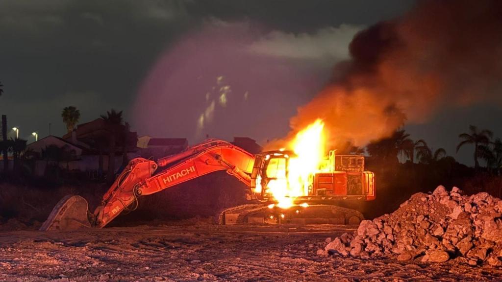 Imagen de una de las máquinas ardiendo.