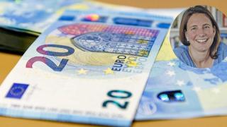 Diseño de Natalia de Santiago con billetes de 20 euros.