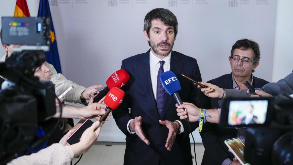 El ministro de Cultura, Ernest Urtasún, tras reunirse este miércoles en el Ministerio de Cultura con el sector audiovisual para valorar el anuncio de Estados Unidos de aplicar aranceles a las películas producidas fuera de sus fronteras. Foto: EFE/ Borja Sanchez-Trillo