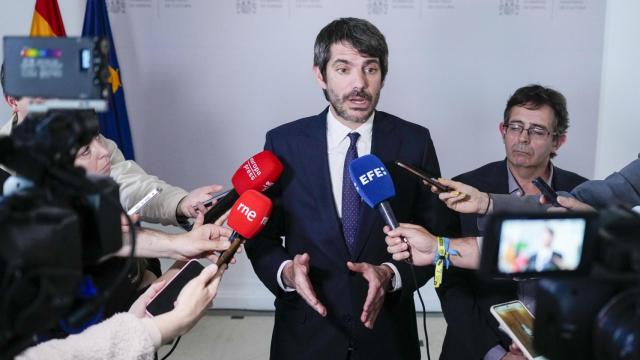 El ministro de Cultura, Ernest Urtasún, tras reunirse este miércoles en el Ministerio de Cultura con el sector audiovisual para valorar el anuncio de Estados Unidos de aplicar aranceles a las películas producidas fuera de sus fronteras. Foto: EFE/ Borja Sanchez-Trillo