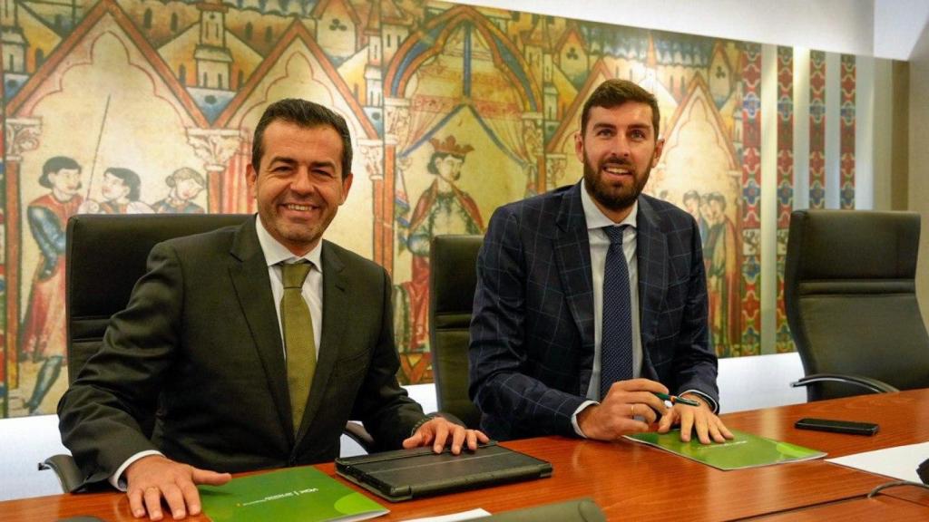 El portavoz de Vox Murcia en la Asamblea Regional, Rubén Martínez (i) y el líder autonómico del partido, José Ángel Antelo (d).