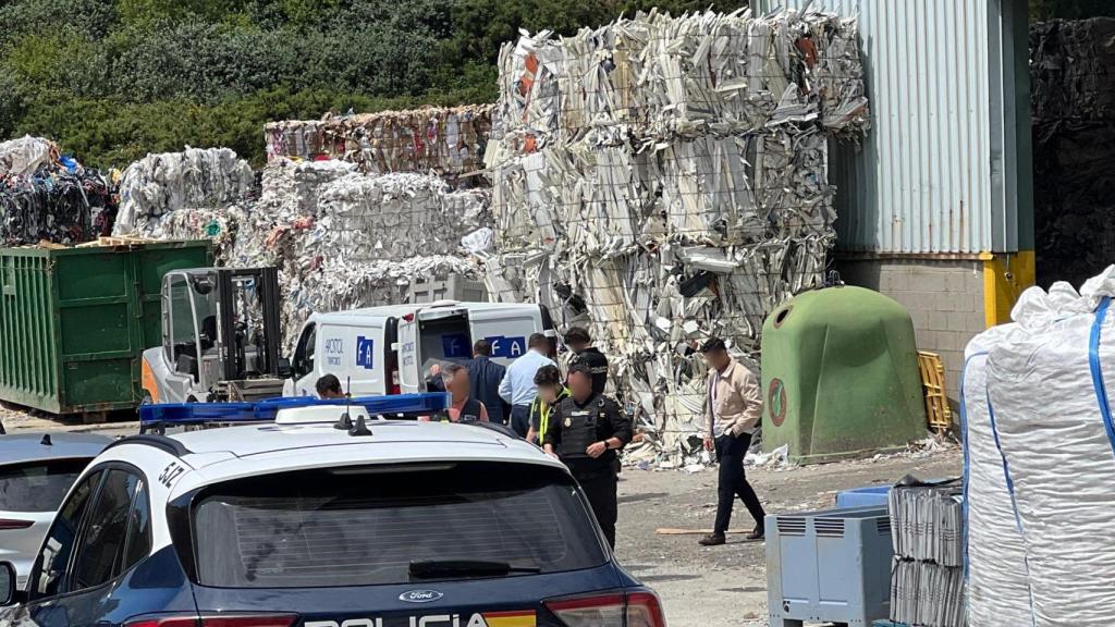 Instante en el que se procede al traslado del cadáver.