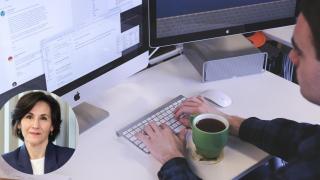 Mónica Pérez en un montaje con un trabajador.