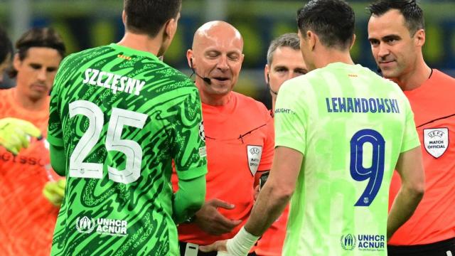 Szczesny y Lewandowski protestan a Marciniak