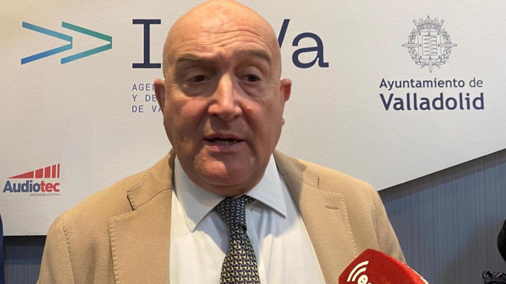 El alcalde de Valladolid, Jesús Julio Carnero, atendiendo a medios en la inauguración del VIII Observatorio de la Mujer Trabajadora de Castilla y León.