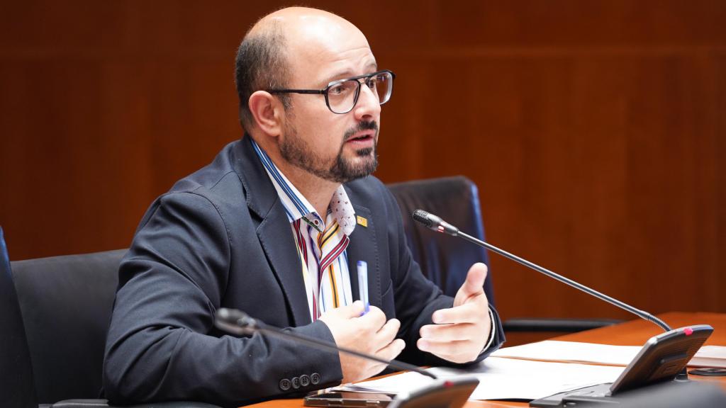 Alberto Izquierdo, en una de las comisiones de las Cortes de Aragón.