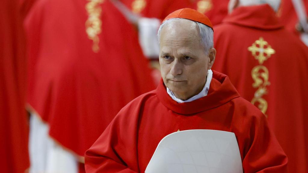 El cardenal Robert Prevost durante una de las 'novendiales' por el papa Francisco.